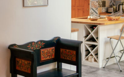 Modern tér lócával