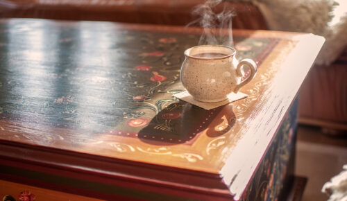 Dohányzóasztal torockói motívumokkal