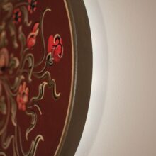 Bordó alapszínű, torockói díszítésű fali lámpa