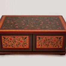 nagy, szép dohányzóasztal mívesen virágozva